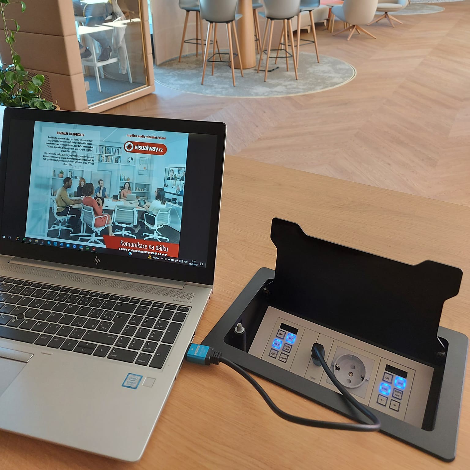 Přípojné místo s control panelem